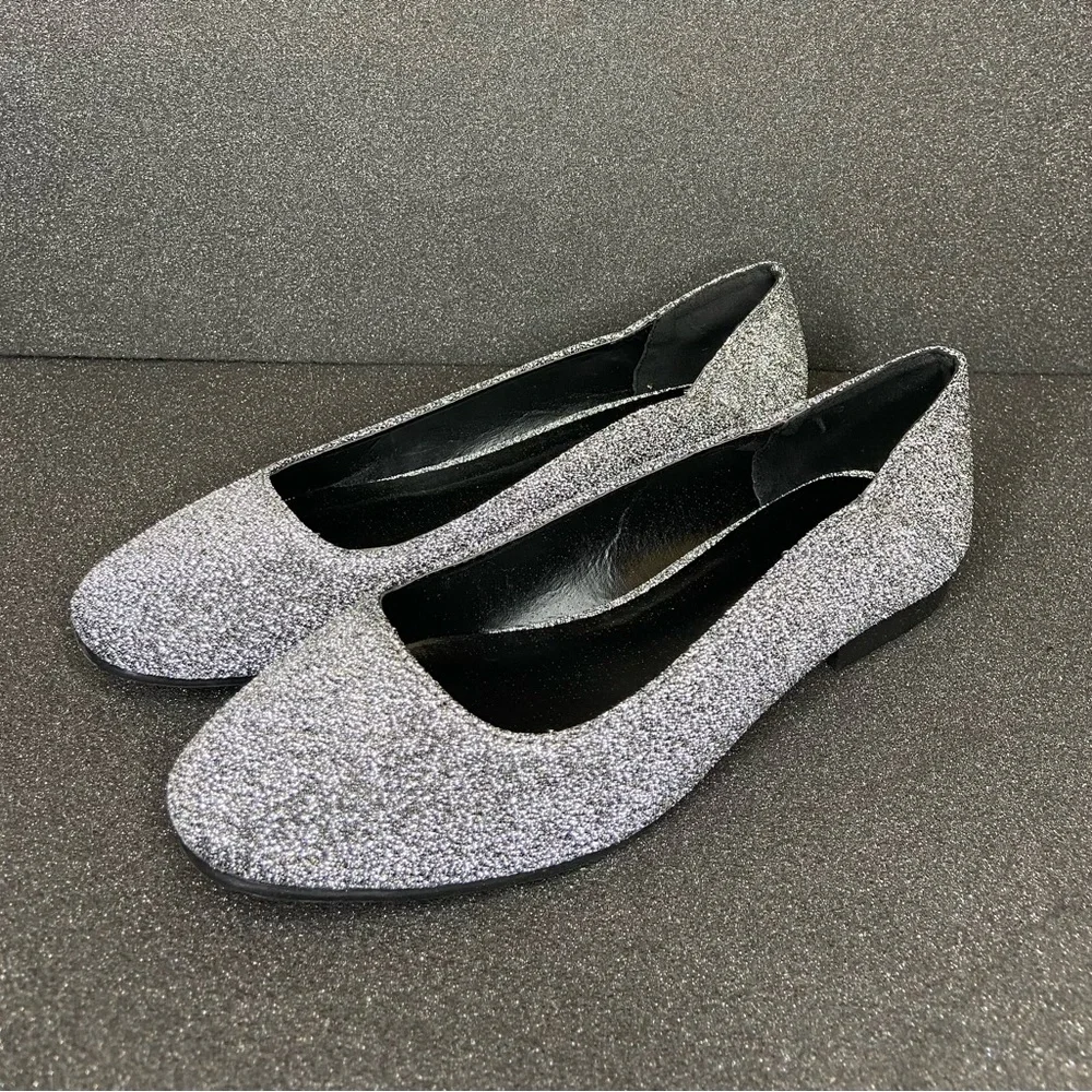 Qupid Women’s Moby-22 Pewter Stretch Lurex Flats Size 8.5 (W56)
New in box - Picture 1 of 7